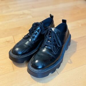 ZARA SHOES. LEATHER UPPER. SLIGHTLY SCUFFED. GOOD CONDITION.